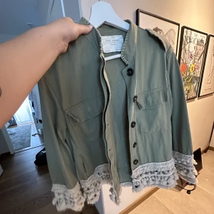 Zara jacka  - Så snygg jacka från zara! Köpare står för frakt 🩷