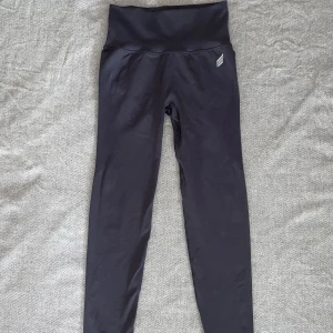 Alera träningstights scrunch - Träningstights med diskret scrunch, i fint skick. 