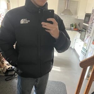 North Face 700 Jacka - Jag säljer min North Face jacka, använd en vinter och är i perfekt skick. Inga skador på jackan, säljer pågrund utav storlekssvårigheter. Nypris 3500kr, Hör gärna av dig!