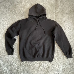 Svart hoodie  - Svart hoodie för 75kr
