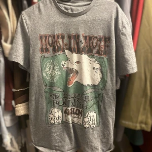 Levi’s T-shirt  - Fin T-shirt med vargmotiv. Sparsamt använt.  Kan hämtas i Örebro annars står köparen för frakt