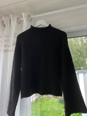Svart stickad  - Svart stickad tröja i en väldigt fin modell 🖤🖤 Vet tyvärr inte märke då jag fått den som present 