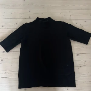 Stickad t-shirt - Super fin stickad t-shirt från vila i svart. Bra skick och god använd. Storlek xs men passar mig som har S i vanliga fall!