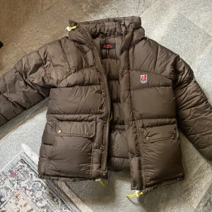 Vinterjacka - Säljer denna äkta fjällräven jacka, använd ett fåtal gånger, passar mig som är 165