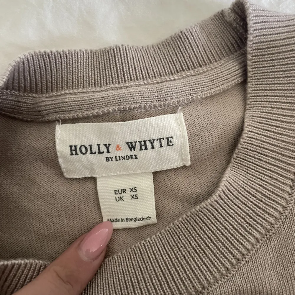 Säljer nu min tröja från holly&whyte som inte kommit till användning därav säljer. Original pris 350 säljer för 230kr+frakten . Toppar.
