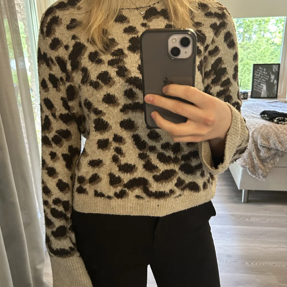 Leopardmönstrad tröja . Stickat.