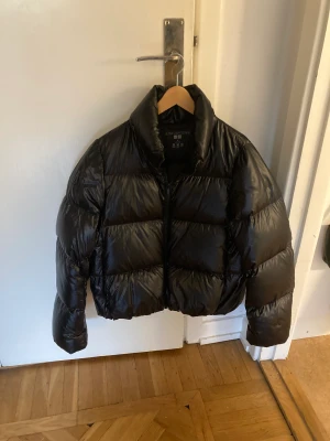 Uniqlo dunjacka jacka svart NY - Jättefin och skön dunjacka från Uniqlo, ultra light down, knappt använd så den är som ny. Färg svart, storlek XS passar också S. Jackpåse medföljer. Nypris ca 1300, nu 700.