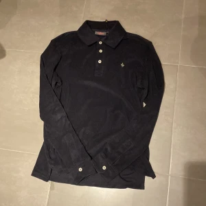 Långärmad Piké Morris - Säljer nu min långärmade Morris piké.  Aldrig använd pågrund av att den var för stor för mig. 10/10 skickt. Kvitto finns och följer med.