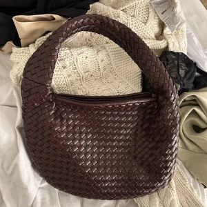 Väska nakd - Så fin bottega veneta likande väska från nakd i en så fin vinröd färg! Helt nytt skick!