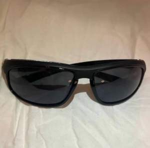 Ett par jättefina svarta solglasögon som inte används(i använt skick)💗