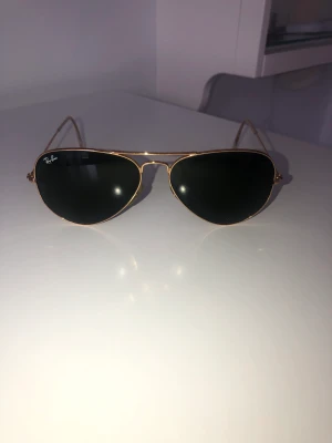 Ray-Ban Aviator  - Ray-Ban Aviators in size classic, 58mm. Lens color is in classic dark green.