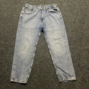 Ljusblåa jeans - Relaxed fit. 185/106 cm. Använda mellan 10-15 gånger. Väldigt bra skick!