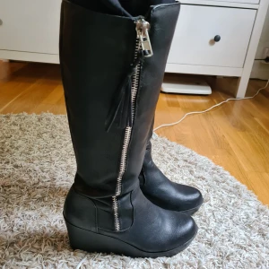 höga stövlar - asballa stövlar! nyskick, tar endast betalt via swish. 