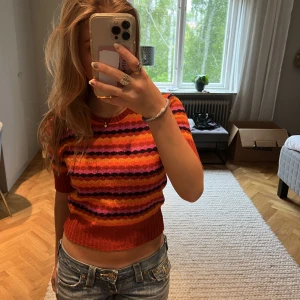 Höstig tröja - Säljer denna färgglada tröjan perfekt till hösten! Frakt tillkommer 💕