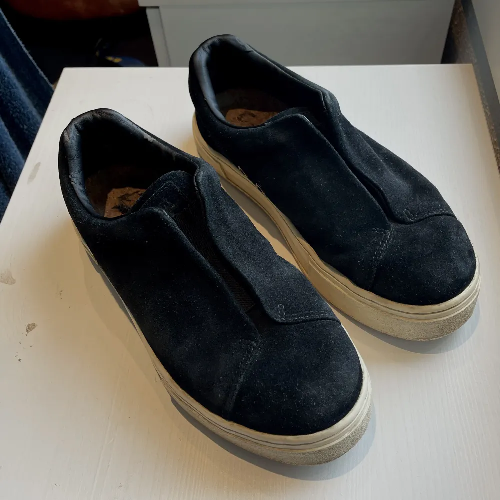 Säljer mina eytys doja skor i svart färg, använda sparsamt med lite slitage på hälen, men märks knappast när skon är på, säljer pga att de är för små!❤️. Skor.