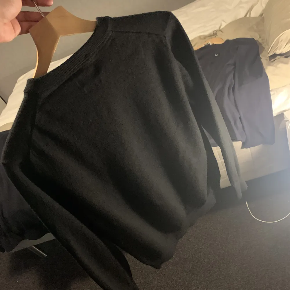 Merinoulls tröja från THESE GLORY DAYS skjortvänligtröja som sitter mer åt S/M hållet  Tröjan har hamnat i torktumlaren i fel tvättprogram men är annars felfri 8/10 cond. Stickat.