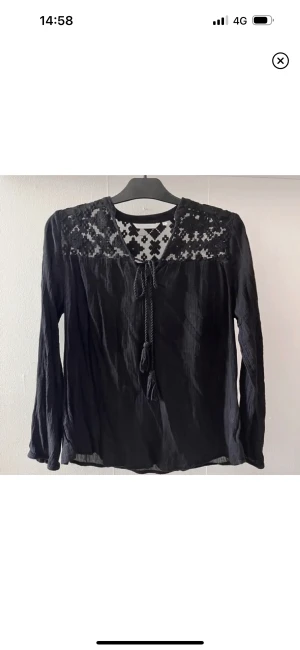 Svart blus  - Säljer nu denna jätte fina blusen i storlek s!💕 