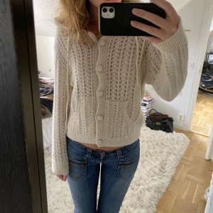 Stickad hoodie  - Så himla snygg hoodie!! Tyvärr för kort i armarna på mig pga fel storlek. Så bra skick🎀