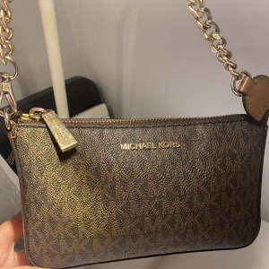 Michael kors väska - Säljer denna jätte fina Michael kors väskan då den inte är till så stor användning till mig längre. Denna väska är köpt från Zalando Om du är intresserad eller har frågor skriv gärna till mig!🫶🏽