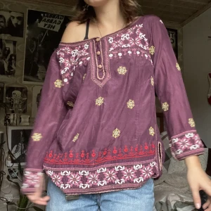 Bohemisk blus - En jättefin hippie/bohemisk blus. Den är lila med massa fina mönster, inga defekter och passar såhär på mig som har storlek S :) hör gärna av dig vid frågor <3