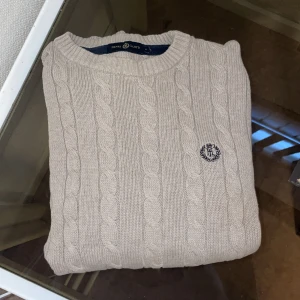 Henri lloyd tröja  - Säljer en oanvänd Henri lloyd tröja pågrund av att den inte kommer till användnig :)