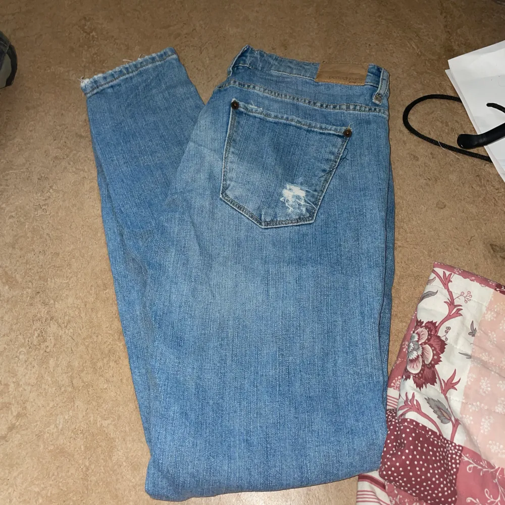 Säljer dess jeans då jag aldrig använt dom och dom har blivit för små för mig. Storlek: 28. Jeans & Byxor.