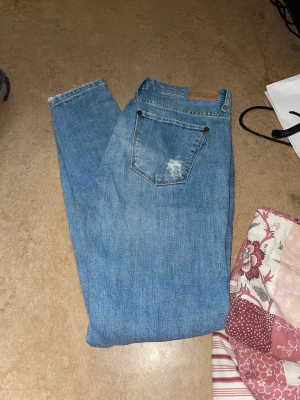 Gina tricot jeans - Säljer dess jeans då jag aldrig använt dom och dom har blivit för små för mig. Storlek: 28