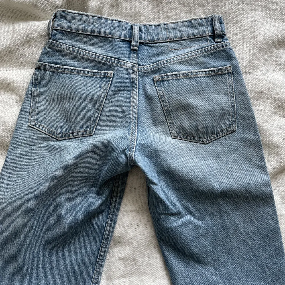 Säljer dessa jeansen från ZARA i storlek 32. Jeansen är avklippta i längden men passar någon som är runt 160 cm. De är använts några gånger men är ändå i bra skick.. Jeans & Byxor.