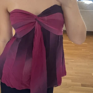 Söt topp! - Säljer denna as snygga topp! Använd fåtal ggr, köpt second hand. Passar M men även S.