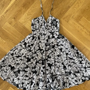 Klänning  - Klänning med blommor på..🌸Använd en gång. Kontakta mig för mer info/frågor.