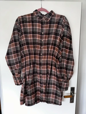 Klänning - Tjockare material, går in vid midjan. Använd 1 gång