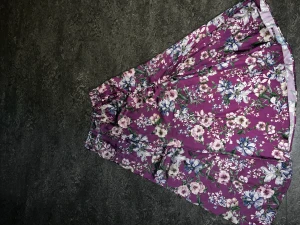 BLOMMIG ZARA SATINKJOL - Använd en gång. Perfekt skick. Stl. Xs 