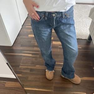 Baggy lågmidjade vintage levis jeans, klippta längst ner. Är runt 1,60 ❤️