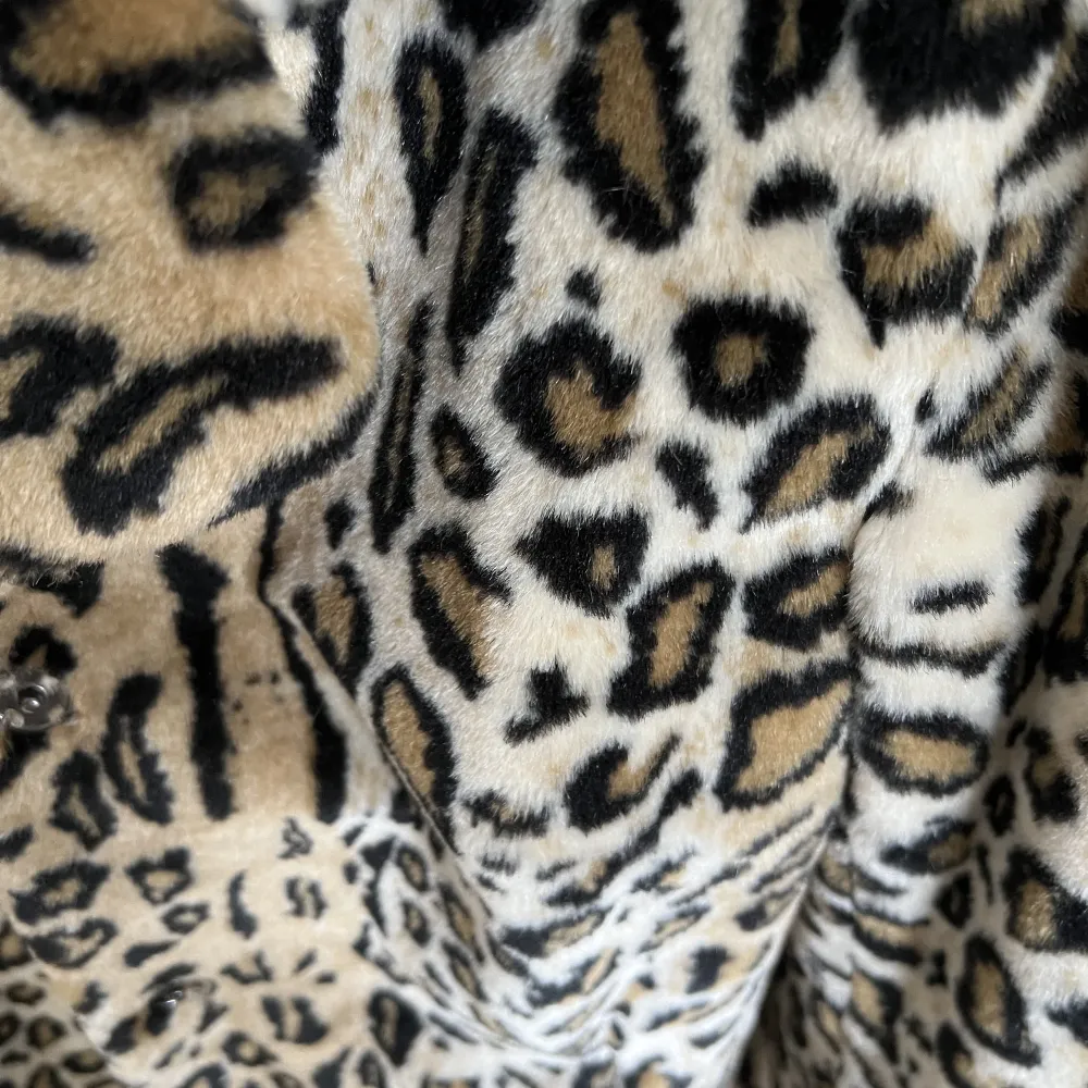 Kappa i leopard mönster storlek 38. Endast testas 1 gång så är som nyskick. . Jackor.