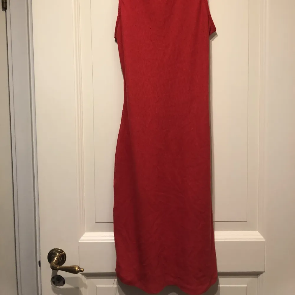 Fin röd  klänning perfekt till vardag eller fest fint skick använd få gånger storlek  S. Klänningar.