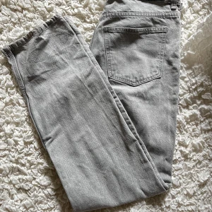 Low straight jeans - Säljer dessa super snygga jeans, dom är endast testade 1 gång så jätte bra skick!!