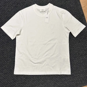 AMI PARIS t shirt - Säljer nu denna pga att den är för stor för mig. Är ganska säker på äkthet pga att föra ägaren har bra recensioner och att kvaliten är väldigt bra.