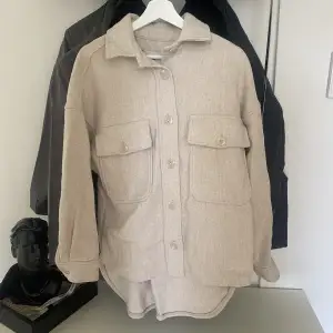 Beige skjortjacka från stradivarius. Perfekt nu till hösten 🤭