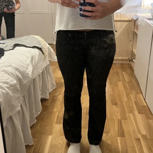 Svarta lågmidjade jeans - Säljer mina fina lågmidjade jeans från gap, som tyvärr är lite för korta för mig som är 172cm. Pris kan diskuteras! Perfekta för mig som oftast är en 38/M, endas lite för korta. 