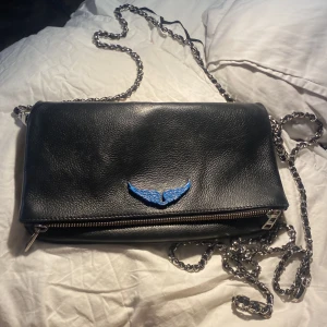 Väskor  - Hej jag säljer min jätte fina Zadig väska den är inte använd så mycket jätte bra Skick på väska köpte den för 3500❤️skriv till mig om du vill ha mer bilder o h det är en blå cool vinge istället för en vit 