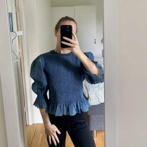 Topp från Zara i denimfärg i strl S. Normal i storlek. Använd max 2-3 gånger, så den är som ny. Nypris var 399:-