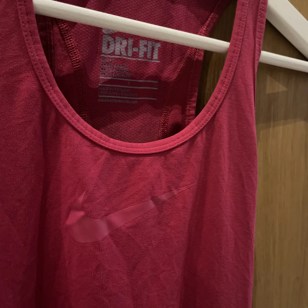 💕Jätte fint Nike linne som är super skönt att träna i💕strl S OBS! Äkta. T-shirts.