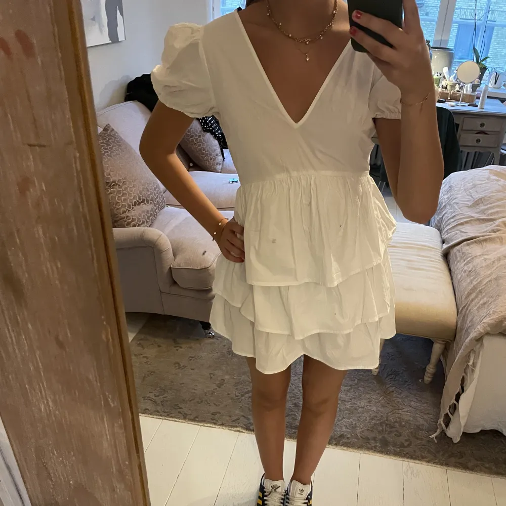 Super gullig vit kort klänning från Zara🤍🤍🤍🤍 I gott skick 😋. Klänningar.