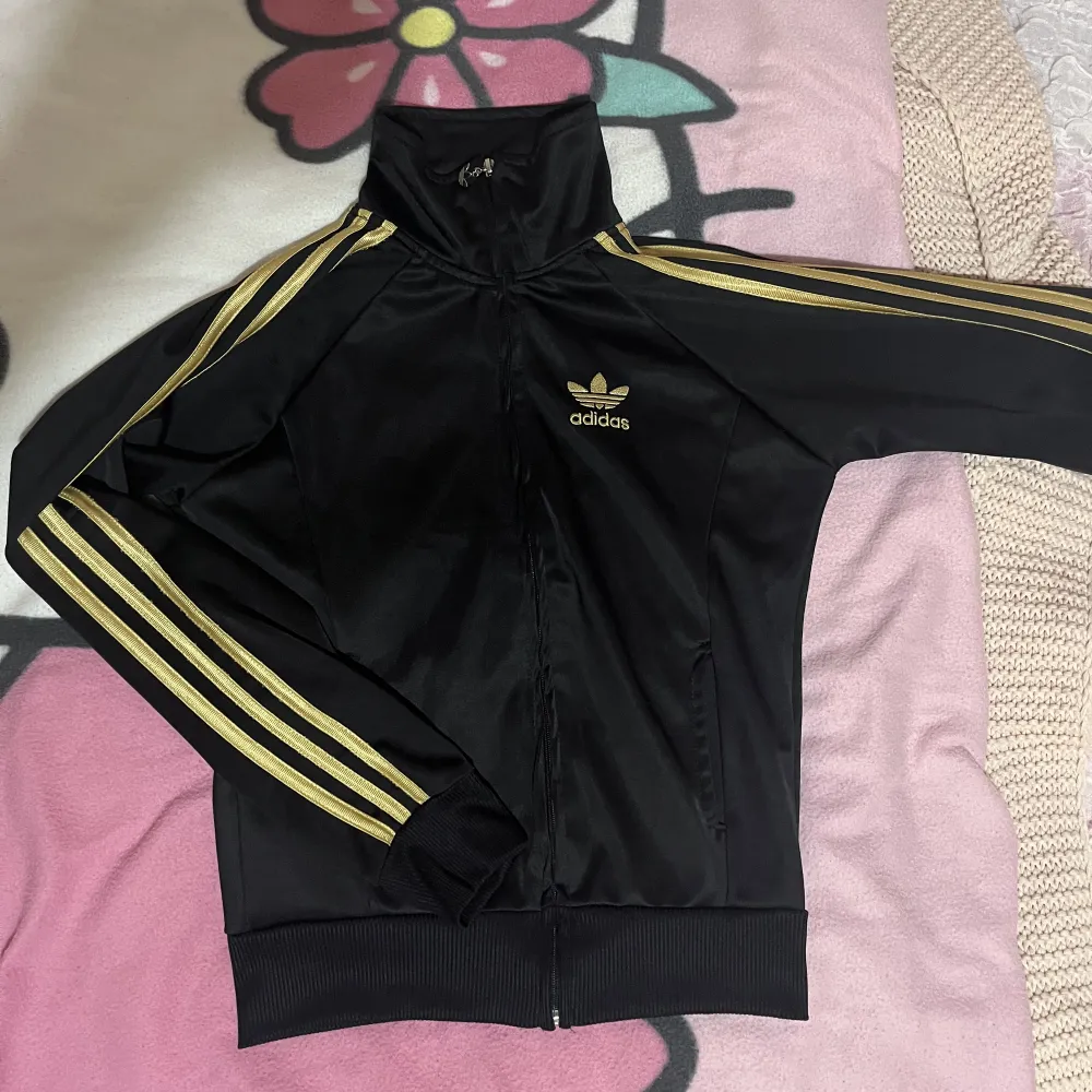 Tracksuit kofta från adidas med guldiga detaljer.  Inga konstigheter . Hoodies.