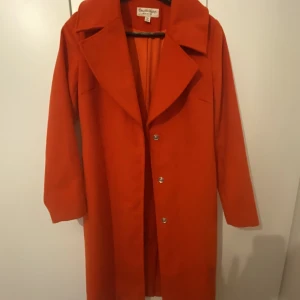 Miss selfridge kappa  - Ny kappa från miss selfridge använd bara 2 gånger  Köpt i Usa Priset kan diskutera 