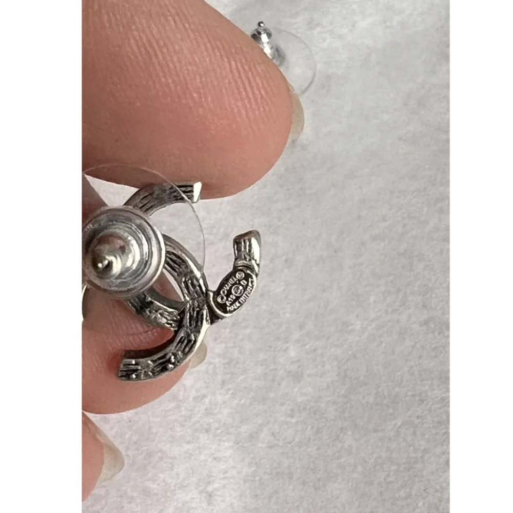 Underbara CC Chanel örhängen i silvermetal, säljs med Chanel box. . Accessoarer.