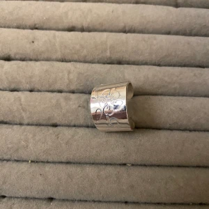 Ring  - Säljer min ring i doppad silver med inristad blomma. Den passar all storleken💕frakt 15 kr☺️
