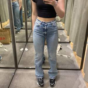 Blåa bootcut jeans från & other stories. Har varit mina favorit jeans ett bra tag men har nu växt ur dem✨