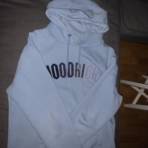 Hoodrich Dress Ljusblå - Säljer hela dressen pga den är för stor för mig. knappt använt. cond 9/10 den säljs inte längre! org pris 1500kr mitt pris 900kr Storlek L men passar även M