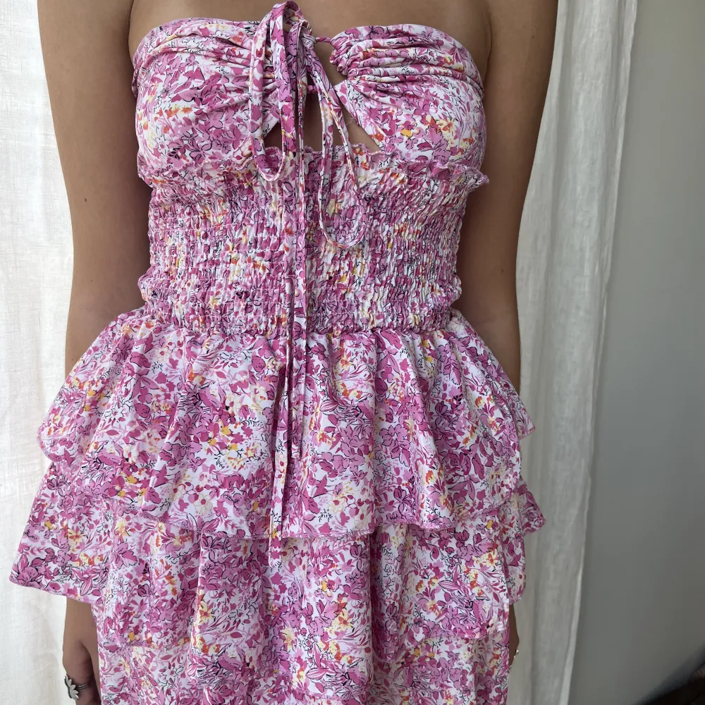 Säljer en av mina favorit klänningar! Helt ny och har aldrig använts. Säljer pågrund av jag har två likadana i olika storlekar💓. Klänningar.